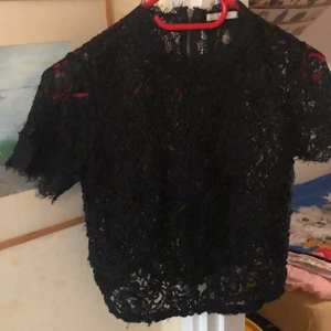 Spetstopp - En svart topp i spets från zara,strl xs.