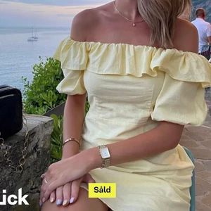 Superfin ljusgul sommarklänning  - Lånad bild!!! En ljusgul linneklänning som är off shoulder, finns även band man kan sätta på. Klänningen är från h&m och superfin nu till sommaren, säljer pga att den är för liten, prislapp finns kvar. Pris 230, Nypris 399kr. Storlek 36, passar även 34.
