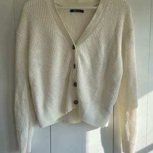 Kofta fina tricot  - Gullig kofta från Gina Tricot, storlek M✨