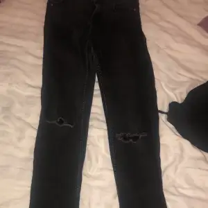 Svarta, gråa  jeans med tvp hål i mitten av knäna från H&M använt dem 3-4 gånger . Stretch.