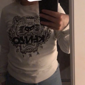 Kenzo  - Kenzo tröja knappt använder, den är i bra skicka och den är jätte skön, Vet inte om den är äkta? Älskar den men måste rensa