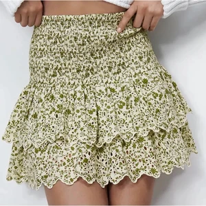 Zara blommig kjol - Storlek M kan även passa storlek S