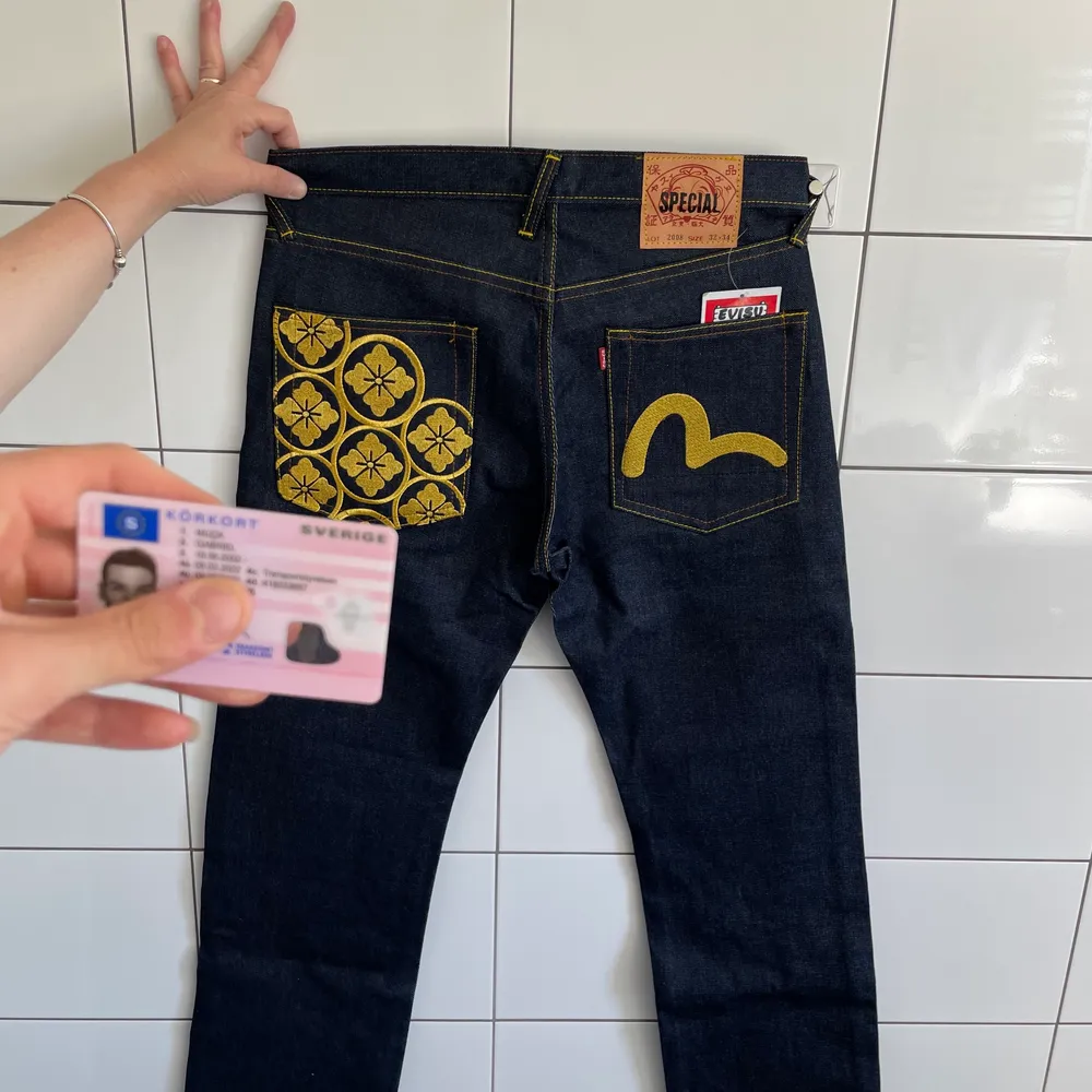 säljer mina evisu jeans, jättefina och unika! passar baggy/straight leg! bud privat! . Jeans & Byxor.