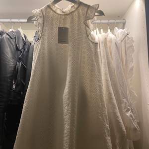 Jättesöt klänning från & Other stories. Lappen kvar, köpt för 690 o aldrig använd🤍 tror inte den finns kvar på hemsidan