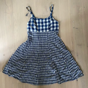 Vintage blå-rutig klänning  - Perfekt för sommarn, väldigt bra skick och aldrig använd av mig(köpt second hand)  Skulle säga att man inte kan ha en byst större än C för att ha den här klänning, så allt mellan kupa A-C fungerar.  PACKETPRIS, SAMFRAKTAR, MÖTS UPP 