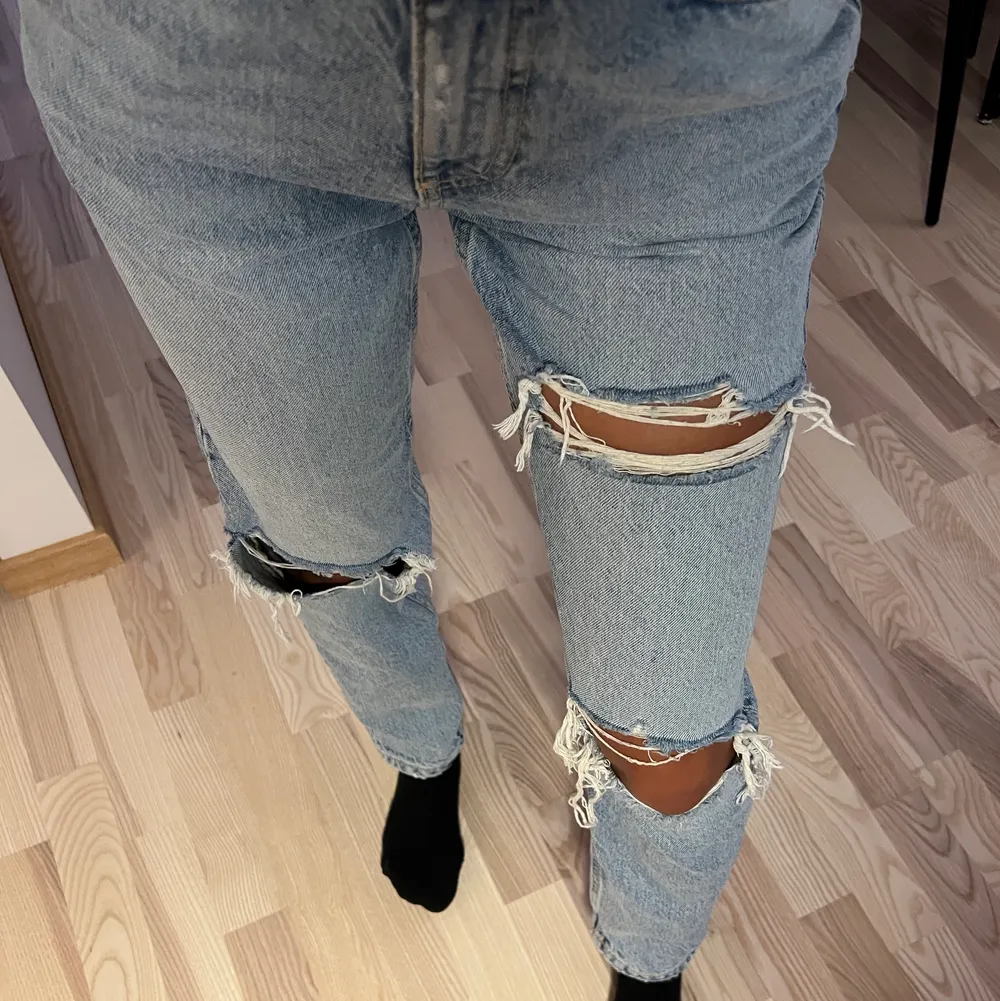 Säljer dessa fina jeans från zara, strl 34/xs, dom är använda ett få antal ggr men känner ej att dom kommer till användning något mer tyvärr. Första bilden är hur färgen ser ut irl, dom andra bilderna blir lite missvisande då jag ej har bra ljus i hemmet.. Jeans & Byxor.