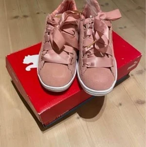 Nya sneakers från Puma, stl. 37. - Nya sneakers från Puma i storlek 37 säljs. En present som passade ej storleksmässigt. Aldrig använda i en originalförpackning. Ny pris 699 sek. Kan fraktas mot fraktkostnad. 