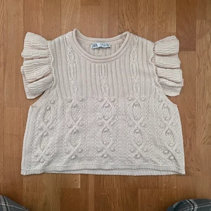 Stickad topp - Jätte fin stickad tröja ifrån zara. Priset kan förhandlas. Aldrig använd, säljer eftersom den inte kommer till användning. Kom privat för fler bilder