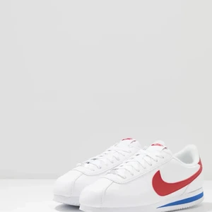 Nike Cortez, strl 42 - I princip aldrig använda, pga för liten i storlek. Kan fraktas, köparen står för frakten. Alternativ mötas i Uppsala.  