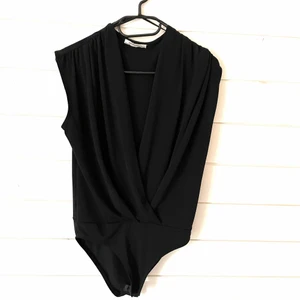 Body Zara - Supersnygg fest body från Zara i storlek S! Två tyger som korsar varandra i fram med en urringning 