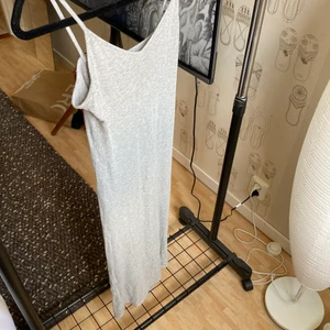 Grå långklänning  - En superfin långklänning från Hm. Sitter jättefint på o har en liten slits där bak ❤️