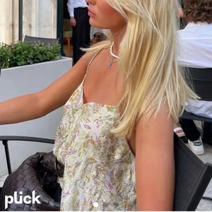 Guldigt linne - Säljer detta linne från zara. Använt 1/2 ggr. De två första bilderna är inte mina, sista är min egna. Så fint har bara inte fått någon användning av det tyvärr 💖