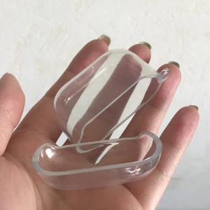 AirPods 3 genomskinligt skal - Använde detta skalet i några dagar och sen köpte jag ett nytt som jag gillar bättre. Detta är ett hårdare skal perfekt för att skydda om caset får tryck på sig ofta, 2 hängen tillkommer så man kan hänga poddarna på väskan/ byxorna eller någon accessoar på skalet. Perfekt om du vill ha ett simpelt skal som du kan DIY:à med också