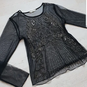 Mesh tröja - Snygg meshtröja med broderier av pärlor, jättefint skick men lite lösa trådar (3 bilden). Passar xs-m beroende på önskad passform, formar sig fint efter kroppen💖25 kr💖 3 för 2 på min sida!