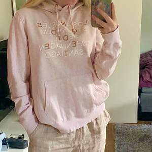 Säljer denna rosa hoodie då den inte kommer till användning. Skriv för fler bilder eller info.