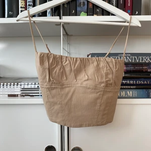 Korsettlinne  - Beiget korsettlinne från zara, aldrig använt. Har ett likadant i svart som jag älskar men tycker inte riktigt jag passar i den här beiga färgen så därav säljer jag det! Frakten ingår i priset :-)