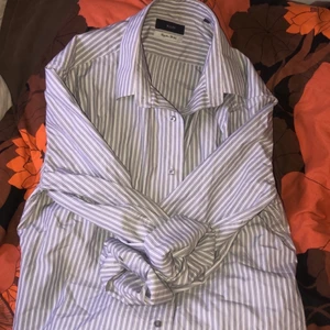 Randig skjorta - Köpte secondhand men känns som helt ny. Kan behövas strykas men det är inte direkt något som påverkar utseendet. Aldrig använt pga inte min stil.