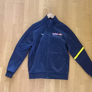 F1 Redbull Racing track top - En F1 redbull racing track top i nuskick som jag köpte för 900 men säljer nu för 500. Priste kan sänkas vid snabb affär, skriv gärna om du har några frågor :)