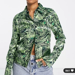 Grön Mönstrad Skjorta - jätte snygg parttopp som tyvärr inte passade, så den är helt oanvänd!