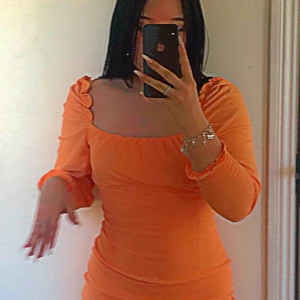 Neon klänning  - Säljer denna fina klänning då den inte alls kommer till användning, den har band i ryggen som man kan knyta, köpt för 399 säljer för 70+frakt 