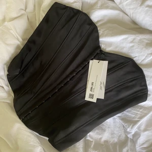 Svart korsett Zara - Svart korsett från Zara som är helt ny och aldrig använd. Skriv för fler bilder eller frågor!!