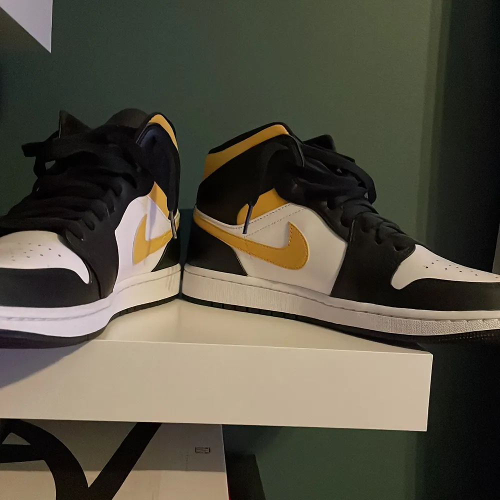 Detta är ett par Nike air Jordan 1 mid pollen black. Dessa är helt oanvända och bara stått på min hylla och samlat damm. Det är storlek 43 i sko storlek. Jag kommer sälja dessa för 2000 kr men kom gärna med bud.. Skor.