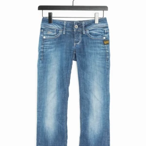 G star jeans - Säljer mina as fina lågmidjade bootcut jeans som tyvärr börjar bli försmå. Köpta på zalando men säljs inte längre💕 passar mig på längden som är ca 162
