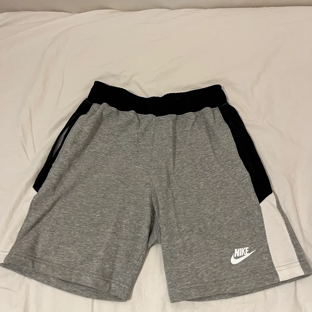 Nike shorts i grå storlek M i junior (137-147).. Shorts.