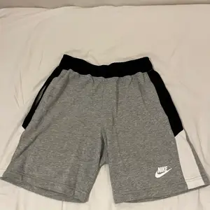 Nike shorts i grå storlek M i junior (137-147).