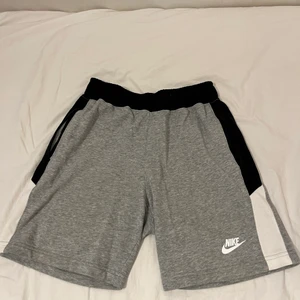 Nike hybrid shorts  - Nike shorts i grå storlek M i junior (137-147).