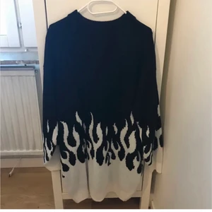 HM stickad klänning strl M - En kort, långärmad klänning i stickad kvalitet från hm (divided). Använd en gång förut och är i felfritt skick. 82 cm lång och original pris 299. (Tredje bilden är från hm)