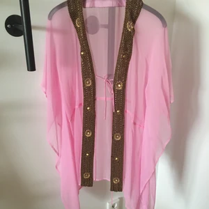 Kimono - Rosa Kimono i storlek S med pärlor, skulle säga att den är mer som en one size🌸  Går att knyta framtill. Nyskick!⭐️ Nypris 1699kr