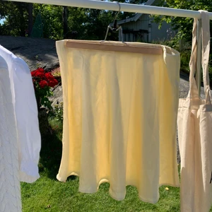 Söt kjol - Så himla fin gul sommarkjol i satinliknande material. Älskar men är tyvärr för stor för mig!💕