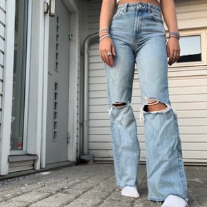 Jeans  - Fina jeans från Zara som endast är använda ett fåtal gånger och är i jättebra skick. Säljer då de tyvärr inte kommer till användning.