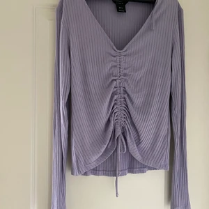Tröja Lindex strl S - Lila, ribbad tröja från Lindex i storlek S. Använd endast en gång, säljer pga för liten