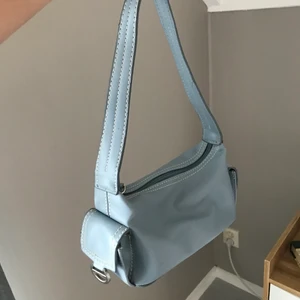 Nine west ljusblå väska - En jätte fin ljusblå väska som tyvärr inte kommer till användning hos mig 💕 den är i fint skick. Pris kan alltid diskuteras och köpare står för frakt ⚡️⚡️💗💗