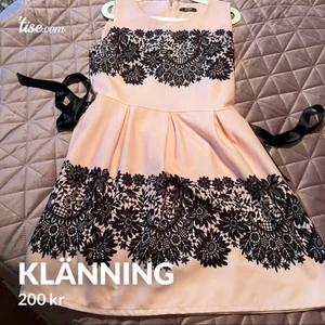 Klänning  - Snygg står 40 i den men passar en M