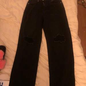 Snygga svarta jeans med hål, säljer då de inte kommer till användning. Köparen står för frakten men kan även mötas upp runt Åstorp, Helsingborg och Ängelholm 