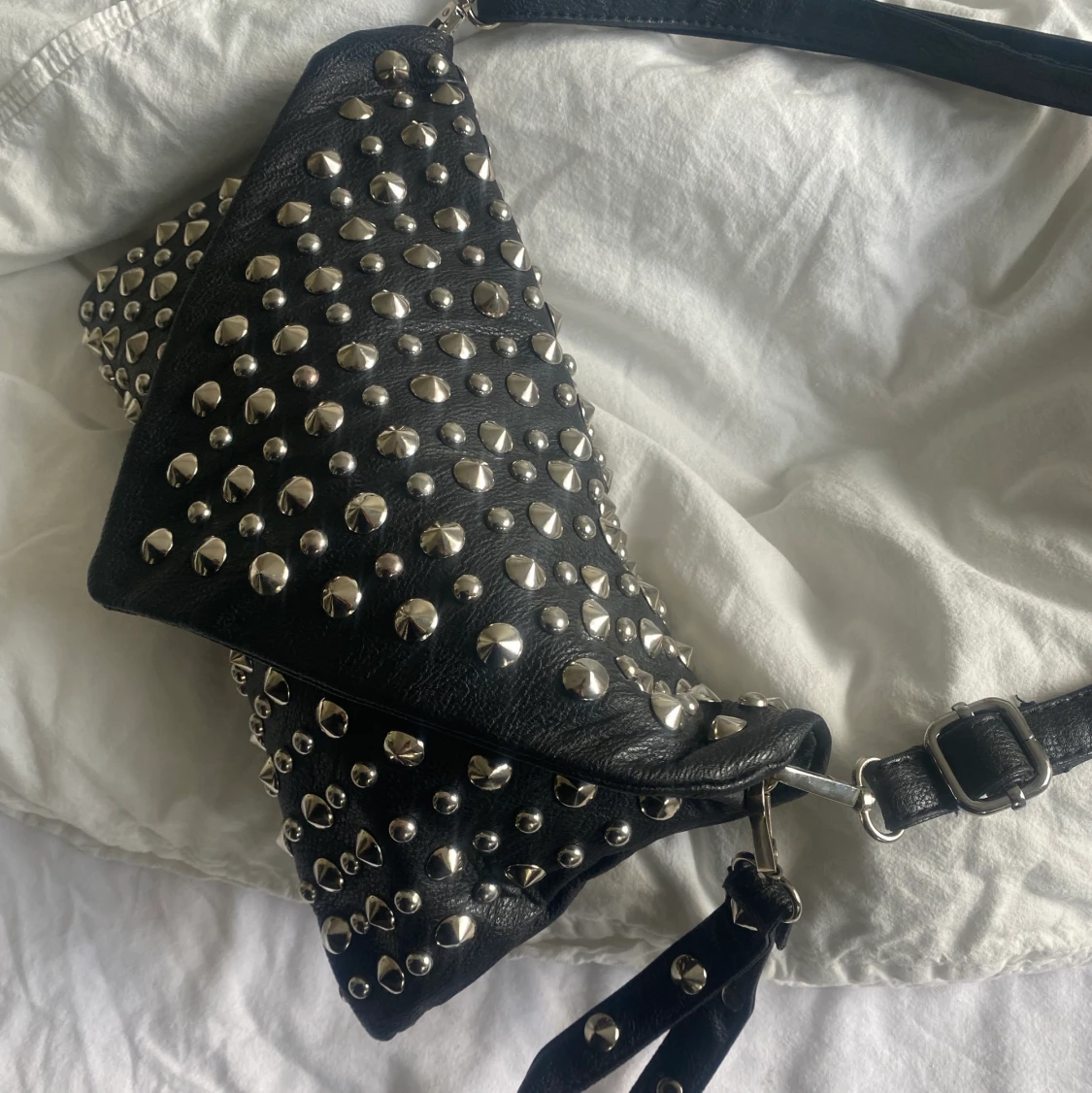 Väska med nitar - 90