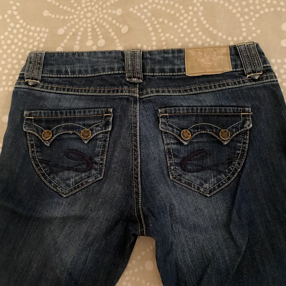 Säljer ett par ursnygga vintage jeans som då är lowwaisted. ❤️Byxorna är köpta från Esprit i storlek 26/32. Fickorna är äkta och går att ha saker i. Jag står tyvärr inte för frakten💗. Jeans & Byxor.