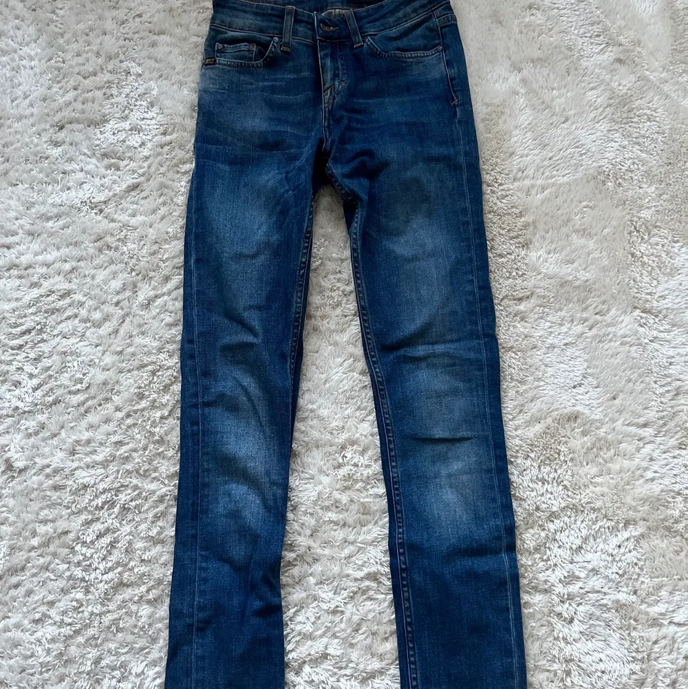 •skinnyjeans från Tiger of sweden  •använda men fortfarande bra skick •strl: 25/34 •Modell: Slight . Jeans & Byxor.