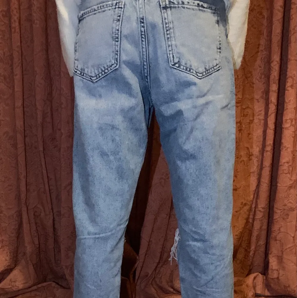 Fina blå jeans från Gina Tricot.💙 Använda ett fåtalgånger och är i bra skick!. Jeans & Byxor.
