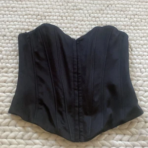 Svart korsett - Svart korsett från Zara. Aldrig Använd. Skriv för fler bilder eller frågor!!
