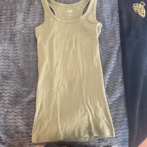 Ett ganska långt grönt linne - Ett ganska långt grönt linne från lager 157 i storlek xs. Aldrig användt🥰