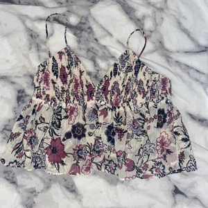 Zara topp med öppen rygg🤍 - Super fin i nyskick, storleken går att justera med hjälp av banden.