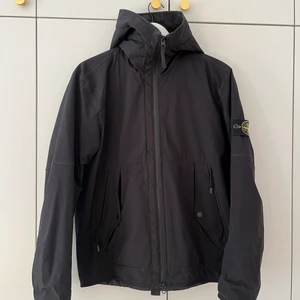 Stone Island Jacka - Denna sköna jacka från Stone Island är extremt snygg men även super som en windbreaker. Använt ett fåtal gånger och är i extremt bra skick. Nu letar den efter en bättre ägare! Priset kan såklart diskuteras!
