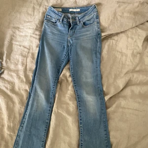Levis jeans - Lowwaist bootcut jeans från levis som tyvärr inte passar mig längre så har ingen bild med de på💞 lite stretchiga och så fin färg🫶🏼 innerbensmått 75 cm och midjemått 30 cm💖 har inte fler bilder!