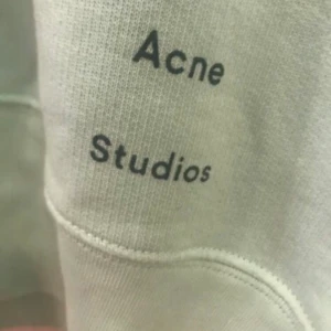 Acne Studios sweatshirt  - Stilren sweatshirt i en härlig fräsch färg. Har endast använts en gång. Passar XS-M beroende på önskad passform (herrmodell men funkar unisex).