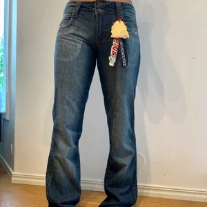 Lågmidjade jeans - Ett par asballa lågmidjade jeans som jag har köpt här på Plick men som jag ju väljer att sälja vidare! Ganska bra skick, säljer för 300kr (OBS lånade bilder)  Längden passar mig som är 174