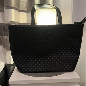 Guess väska - Säljer min gamla men oanvända guessväska, den e rätt så stor så man får plats me väldigt mkt där inne, har ingen aning hur mkt den gick för. Köparen står för frakten 